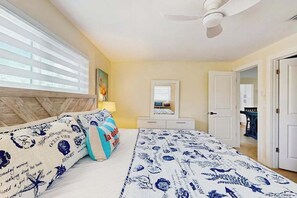 2 bedrooms, iron/ironing board, travel cot, WiFi - Charming home near the ocean with gas grill, AC & Wifi (Bokeelia)