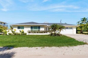 Exterior - Charming home near the ocean with gas grill, AC & Wifi (Bokeelia)
