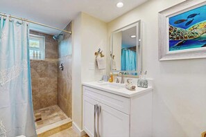 Shower, hair dryer, towels - Charming home near the ocean with gas grill, AC & Wifi (Bokeelia)