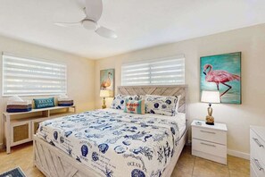 2 bedrooms, iron/ironing board, travel cot, WiFi - Charming home near the ocean with gas grill, AC & Wifi (Bokeelia)