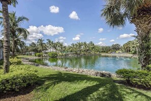 Property grounds - Spacious 2nd-floor condo with lake/golf view - walk to restaurant, tennis & pool (Naples)