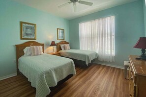 3 bedrooms, WiFi, bed sheets - Spacious 2nd-floor condo with lake/golf view - walk to restaurant, tennis & pool (Naples)