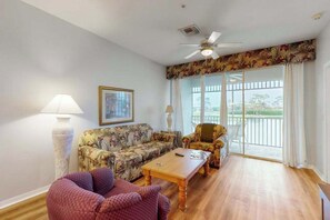 TV, offices - Spacious 2nd-floor condo with lake/golf view - walk to restaurant, tennis & pool (Naples)