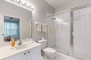 Shower, hair dryer, towels - Spacious 2nd-floor condo with lake/golf view - walk to restaurant, tennis & pool (Naples)
