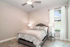 3 bedrooms, WiFi, bed sheets - Snowbird-Friendly Home w/ Private Pool, High-Speed WiFi, Central AC, & W/D (Cape Coral)