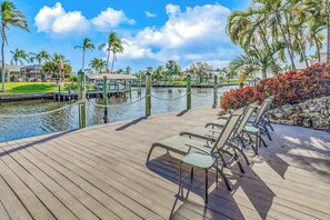 Terrace/patio - Custom waterfront home w/ dock, heated pool, AC & amazing indoor/outdoor spaces (Cape Coral)
