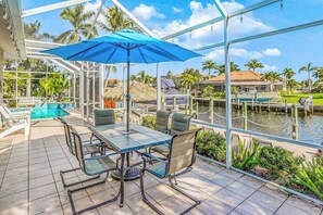 Outdoor dining - Custom waterfront home w/ dock, heated pool, AC & amazing indoor/outdoor spaces (Cape Coral)