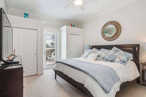 3 bedrooms, iron/ironing board, WiFi, bed sheets - Custom waterfront home w/ dock, heated pool, AC & amazing indoor/outdoor spaces (Cape Coral)