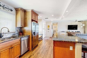 Fridge, microwave, oven, stovetop - Canal-front with screened saltwater pool, dock & boat lift - updated interior (Cape Coral)