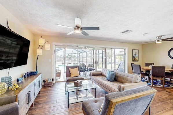 TV, offices - Canal-front with screened saltwater pool, dock & boat lift - updated interior (Cape Coral)