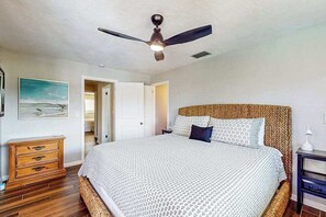 3 bedrooms, iron/ironing board, WiFi, bed sheets - Canal-front with screened saltwater pool, dock & boat lift - updated interior (Cape Coral)