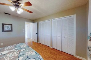 3 bedrooms, desk, iron/ironing board, WiFi - Ultra-Private Hideaway with Family-Friendly Pool, Lanai, Fenced Yard, WiFi & AC (Cape Coral)