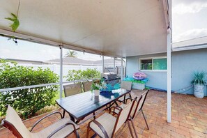 Outdoor dining - Ultra-Private Hideaway with Family-Friendly Pool, Lanai, Fenced Yard, WiFi & AC (Cape Coral)