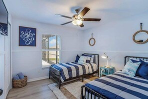 3 bedrooms, iron/ironing board, travel cot, WiFi - Private home with heated pool, screened lanai, grill, sun deck, & yard games (Cape Coral)