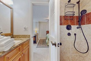 Shower, hair dryer, towels - Cozy studio with shared pool, panoramic views, and internet (Bonita Springs)