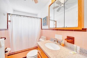 Shower, hair dryer, towels, shampoo - Waterfront home with canal access, patio, sun room, & central AC - near beach (Englewood)