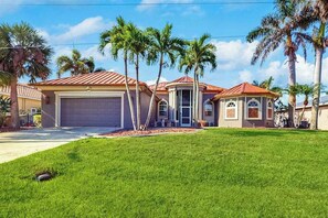 Exterior - Cozy luxurious home with private pool spa, W/D, and WiFi (Cape Coral)