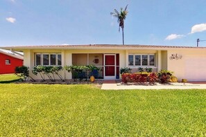 Exterior - Dog-friendly home with screened lanai, central AC, & washer/dryer (Cape Coral)
