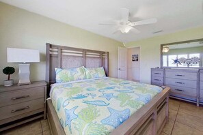 2 bedrooms, WiFi, bed sheets - Dog-friendly home with screened lanai, central AC, & washer/dryer (Cape Coral)