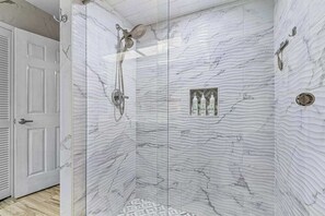 Shower, hair dryer, towels - Palms on the Canal | House in Cape Coral with direct water access (Cape Coral)