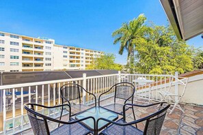Property grounds - Palms on the Canal | House in Cape Coral with direct water access (Cape Coral)
