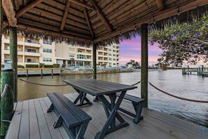 Outdoor dining - Palms on the Canal | House in Cape Coral with direct water access (Cape Coral)