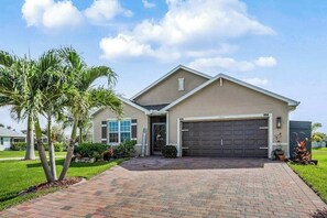 Exterior - Serene home on a corner lot with a private pool, pool spa, AC, & washer/dryer (Cape Coral)