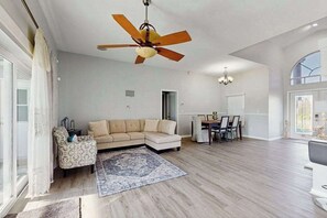 TV, offices - Dog friendly house with hot tub and pool (Cape Coral)
