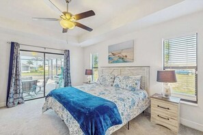 4 bedrooms, iron/ironing board, travel cot, WiFi - Spacious Canal-Front home with private pool, lanai, Game Room (Cape Coral)