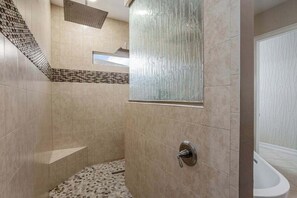 Shower, hair dryer, towels - Waterfront Paradise with Pool, Spa, Kayaks, Bikes, Game Room & more (Cape Coral)