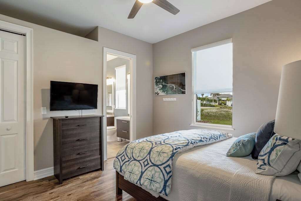 5 bedrooms, desk, iron/ironing board, travel crib