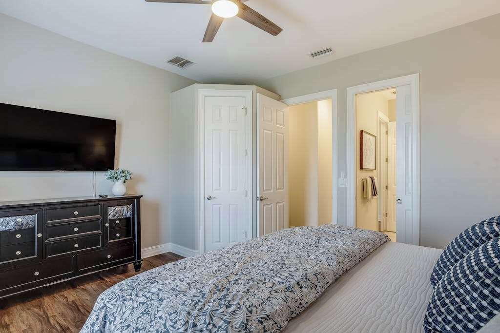 5 bedrooms, desk, iron/ironing board, travel cot