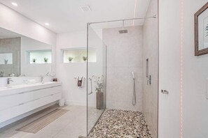 Shower, hair dryer, towels - Dog-friendly upscale home with private pool, fishing dock, & central AC (Cape Coral)