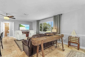 TV, offices - Waterfront retreat with heated pool, dog friendly, & picturesque views (Cape Coral)