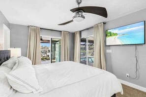 3 bedrooms, iron/ironing board, travel cot, WiFi - Waterfront retreat with heated pool, dog friendly, & picturesque views (Cape Coral)