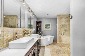 Shower, hair dryer, towels - Waterfront retreat with heated pool, dog friendly, & picturesque views (Cape Coral)