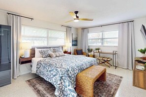 3 bedrooms, iron/ironing board, WiFi, bed sheets - Gorgeous coastal home with private pool and close to everything (Cape Coral)