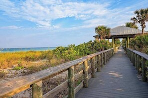 Beach nearby - Inviting home w/ screened pool, lovely patio & upgraded interior - beach nearby (Englewood)