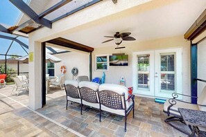 Outdoor dining - Inviting home w/ screened pool, lovely patio & upgraded interior - beach nearby (Englewood)