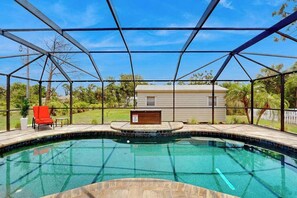 Pool - Inviting home w/ screened pool, lovely patio & upgraded interior - beach nearby (Englewood)
