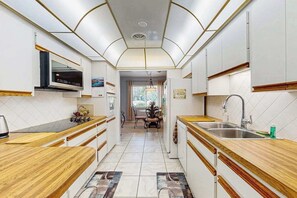 Fridge, microwave, oven, stovetop - Outdoor paradise on waterway with pool and spa, beach gear, and dog friendly (Englewood)