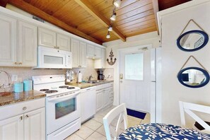 Fridge, microwave, oven, stovetop - Canal-front condo with private docks, heated pool, private beach access, BBQ (Englewood)