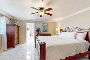 3 bedrooms, iron/ironing board, WiFi, bed sheets - Luxurious single-level retreat w/ indoor pool, game room, and modern comforts (Fort Myers)