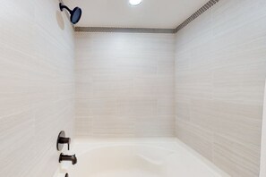 Douche, sèche-cheveux, serviettes fournies