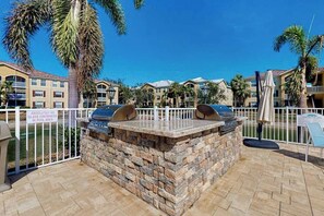 Outdoor dining - Beautiful bright condo with a balcony & W/D - pool, gym, and game room access (Fort Myers)