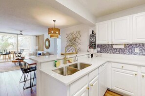 Interior - Beautiful bright condo with a balcony & W/D - pool, gym, and game room access (Fort Myers)