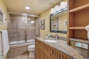 Shower, hair dryer, towels - Bayfront escape with beach access, and panoramic coastal views (Fort Myers)
