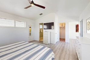 2 bedrooms, iron/ironing board, WiFi, bed sheets - Beautiful duplex with private W/D, WiFi, & close to the beach (Englewood)