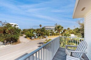 Property grounds - Beautiful duplex with private W/D, WiFi, & close to the beach (Englewood)