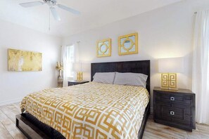 4 bedrooms, WiFi, bed sheets - Newly designed home w/private heated pool, deck, AC heat recovery system (Naples)